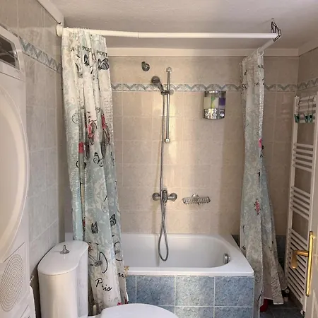 Beachside Family Apartment 2 Bedrooms Sleeps 6 - Perea Apartment